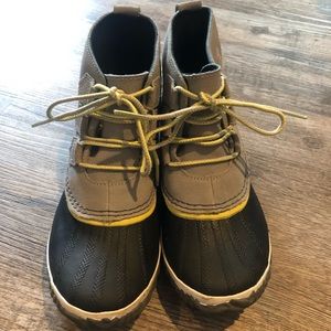 SOREL Rain boots! Only wore once. Size 8